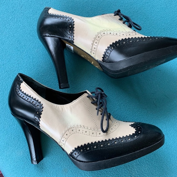 Via Spiga Italian Spectator heel with lace up vamp. Never worn. Sz 5-1/2M - Picture 4 of 7